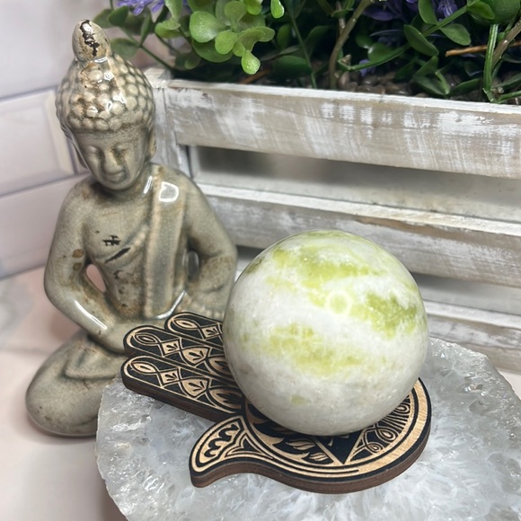 Green Jade Crystal Sphere - Picture 1 of 3